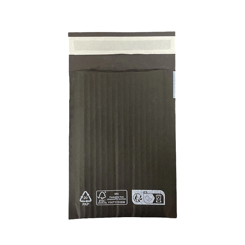 Schwarze Versandtasche aus Wellpappe