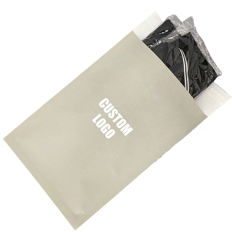 Grauer Umschlag aus Kraftpapier